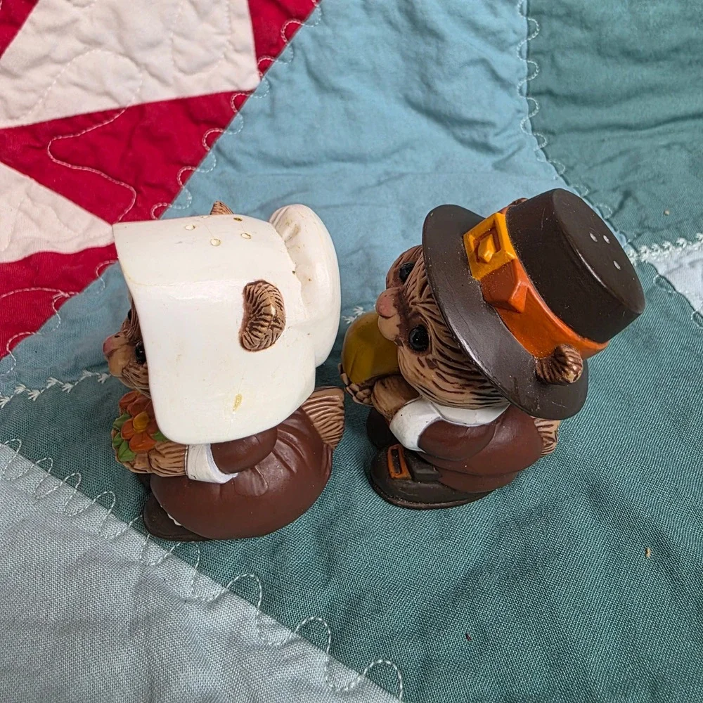 Hallmark Thanksgiving Squirrel Pilgrim Salt and Pepper Shakers Brown
